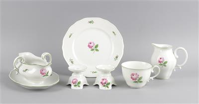 7 Dessertteller, 1 Sauciere, 1 Gießer, 1 Tasse (ohne Untertasse), 2 Kerzenständer, - Antiques