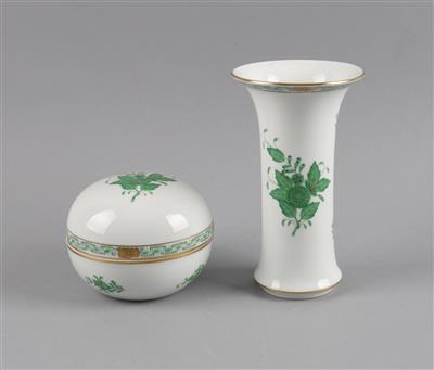 Deckeldose und Vase, Höhe 9 cm, Dm. 11,5 cm, Höhe 17 cm, - Antiques