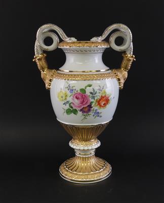 Vase mit Doppelschlangen- Henkeln, - Antiquariato