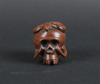 Netsuke eines Totenschädels mit Schlange, - Asiatica a Umění