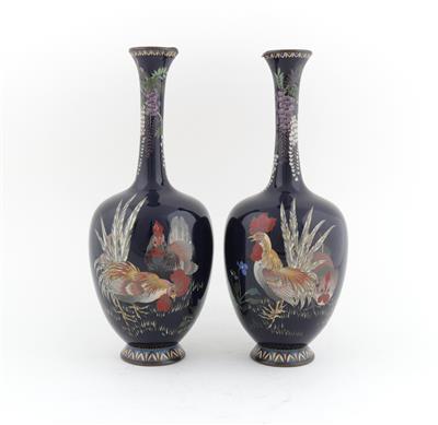 Paar Cloisonné Vasen mit Hahn und Henne, - Asiatika und islamische Kunst