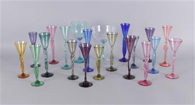 21 verschiedene Gläser in verschiedenen Farben, - Antiquariato