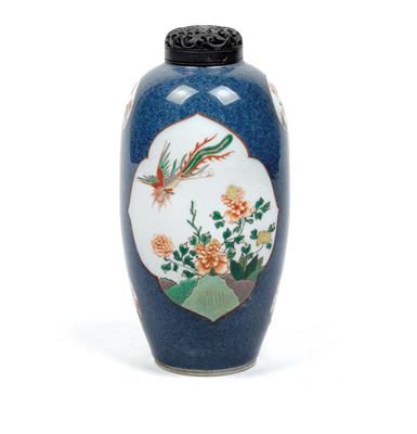 Famille verte Vase mit puderblauem Fond, China, Kangxi Periode, Marke unterglasurblaues Räuchergefäß im Doppelring - Antiquitäten