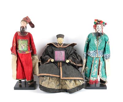 Lot von 28 chinesischen Opernpuppen, 1 sitzende Puppe eines Herren, - Antiquariato