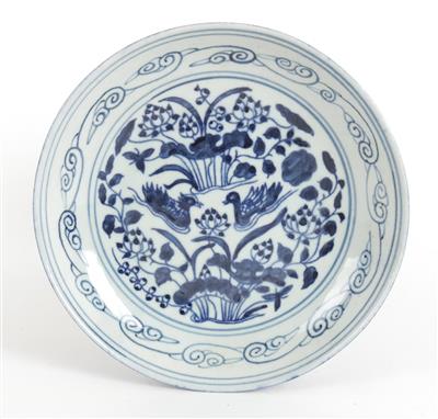 Blau-weißer Teller, - Saisonabschluß-Auktion Antiquitäten