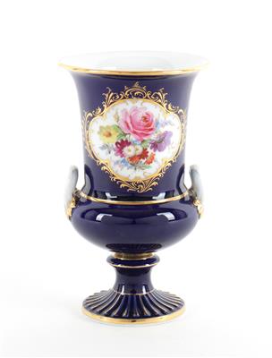 Fußvase mit Henkeln, - Saisonabschluß-Auktion Antiquitäten