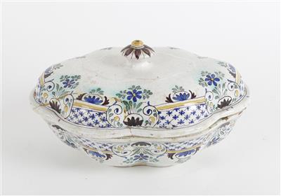 Ovale kleine Deckelterrine, - Antiquariato