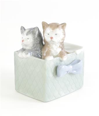 2 Katzen in Schachtel, - Summer auction Antiques