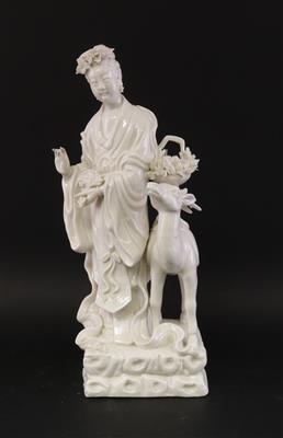 Blanc de Chine Figur einer Unsterblichen mit Lotusblatt, - Summer auction Antiques