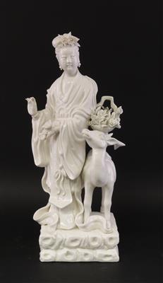 Blanc de Chine Figur einer Unsterblichen mit Lotusblatt, - Letní aukce Starožitnosti