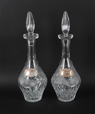 Paar Karaffen mit Stöpseln und englischen Silber-Schildchen SCOTCH GIN mit Silberketten, - Summer auction Antiques