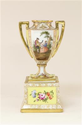 Henkelvase auf Sockel, - Summer auction Antiques