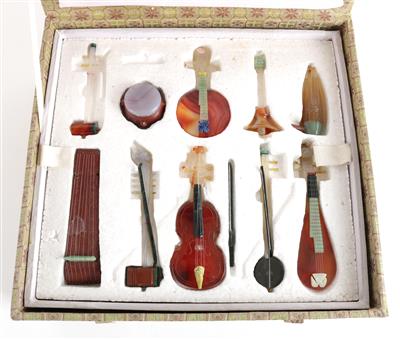 Set von 10 verschiedenen Miniatur-Musikinstrumenten aus verschiedenen Schmucksteinen, - Asta estiva Antiquariato