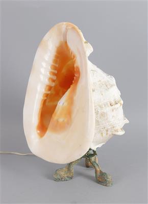 Tischlampe mit Lampenschirm aus großer verzierter Muschel, - Summer auction Antiques
