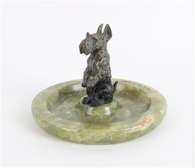 Sitzender Terrier auf Steinschale, - Asta estiva Antiquariato