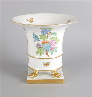 Klassizistische Vase mit goldenen Löwenfüßen, - Starožitnosti
