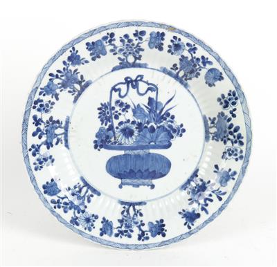 Blau-weißer Teller, China, Kangxi Periode, unterglasurblaue Artemisia Blatt-Marke im Doppelring, - Antiques