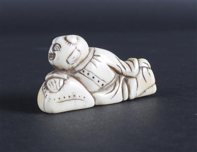 Netsuke eines Rastenden, - Asiatische und Islamische Kunst