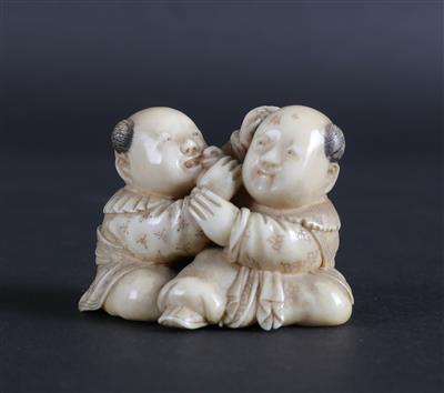 Netsuke oder kleines Okimono zweier sitzender karako, - Asiatische und Islamische Kunst