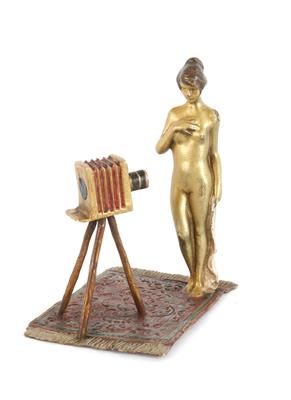 Wiener Bronze, Frauenakt vor Kamera, - Antiquitäten