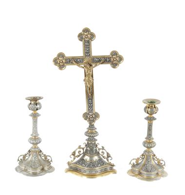 Standkreuz mit zwei Kerzenleuchtern, - Antiquitäten