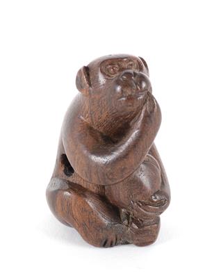 Netsuke eines Affen mit Pfirsich, - Antiques