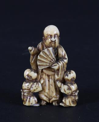 Netsuke eines Mannes mit Fächer und zwei karako, - Antiques