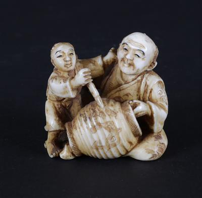 Netsuke eines Mannes mit karako und Vase, - Japanische Kunst