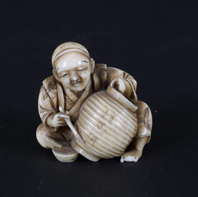 Netsuke eines Mannes mit Vase, - Antiques