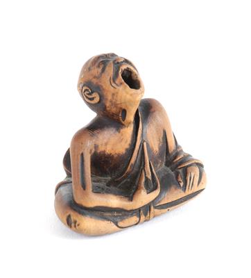 Netsuke eines professionellen Niesers und Plättchen eines Kagamibuta Netsukes, - Japanische Kunst