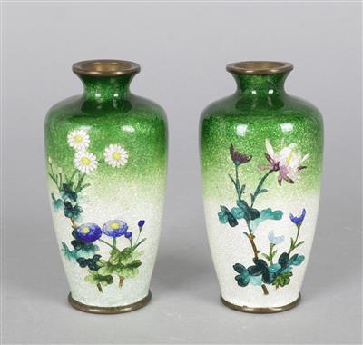 Paar kleine Cloisonne Vasen, - Antiquitäten