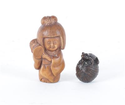 Masken-Netsuke, Netsuke Mädchen mit Trommel, Ojime Froscha auf Nuss(?), - Asiatische und islamische Kunst