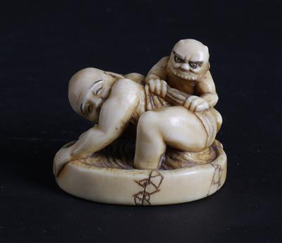 Netsuke eines oni einem Mann den Rücken waschend, - Starožitnosti