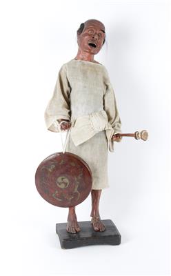 Figur eines Mannes mit Gong, - Antiquariato