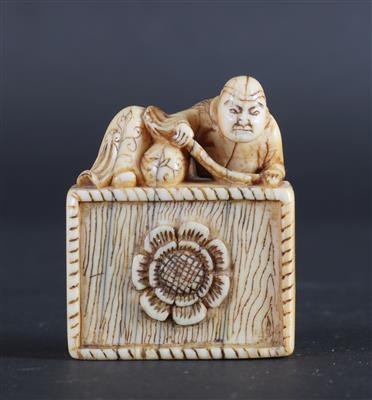 Netsuke eines rastenden Mannes mit Fächer, Japan, Ende 18./Anf. 19. Jh. - Antiques