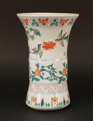 Guförmige Wucai Vase, - Antiquitäten