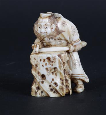 Netsuke eines Mannes mit Schwert, - Antiquitäten