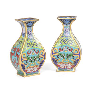 Paar kleine Cloisonné Vasen, - Antiquariato