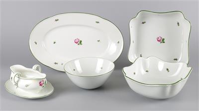 1 Sauciere mit fixem Untersatz, 1 ovale Platte, 1 runde,2 eckige Schüsseln, - Antiquariato