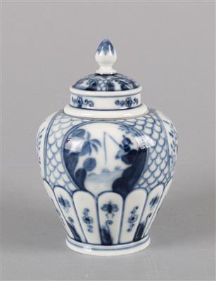 Miniatur-Deckelvase bemalt im asiatischen Stil in blau-weiß - Antiquitäten
