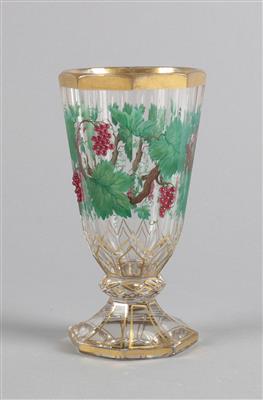 Pokal mit roten Weintrauben und grünen Blattzweigen, - Antiquitäten