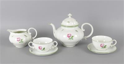 1 Teekanne mit Deckel, 1 Gießer, 6 Teetassen, 6 Bouillontassen, 4 Untertassen, - Antiques