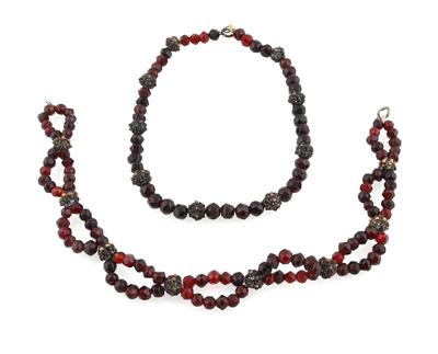 Zwei zu Halsketten umgearbeitete Rosenkränze, - Antiquariato