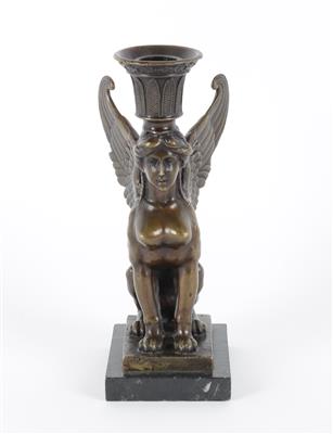 Kerzenständer in Form einer sitzenden Sphinx, - Starožitnosti