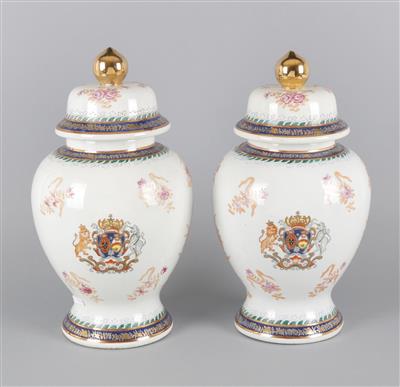 Paar balusterförmige Famille rose Deckelvasen mit Wappen, - Antiquariato