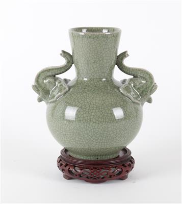 Seladon glasierte Vase mit Elefantenkopf-Handhaben, - Antiquariato