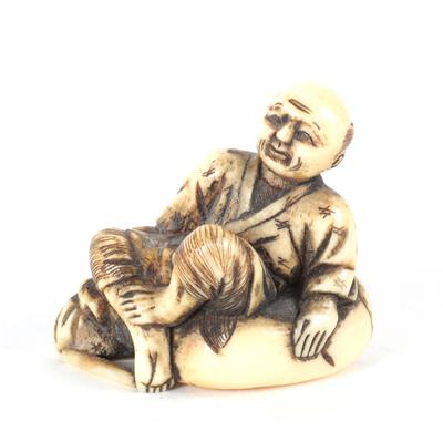 Netsuke eines Rastenden auf Sack, - Asiatica e Arte