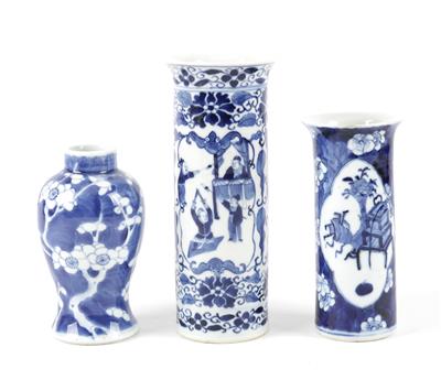 3 blau-weiße Vasen, - Antiquariato