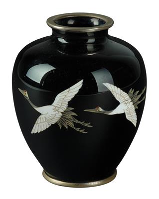 Cloisonné Vase mit Dekor von zwei Kranichen, Ando Werkstatt zugeschrieben, Japan, Meiji Zeit - Antiquariato