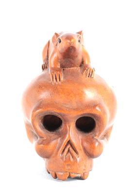 Netsuke eines Totenschädels mit Maus, - Antiques